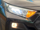 【LEDヘッドライト】悪天候や夜間走行時も良好な視界を確保し安心して運転できる高輝度LEDヘッドライトを装備!点灯速度が早く、消費電力も抑えられています。