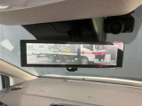 後方ピラーや荷物、後席の同乗者やガラスのくもりなど、視界が妨げられた場合でも、後方カメラからの映像で安全を確認することができます。