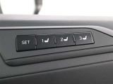3名分のシート、ドアミラーの最適ポジションを記憶・再現できるマイコンプリセットドライビングポジションシステムが装備されています。