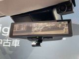 スマートルームミラーが付いております。バックドアについてますカメラと連動して、後方の映像がルームミラーに映ります。