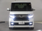 ハロゲンより明るく、より遠くまでさらなる安心感のあるLEDヘッドライトを採用。点灯忘れも防止できるオートライトコントロール機構付きです。