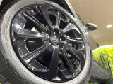 【純正アルミホイール】外観にマッチした純正アルミホイールを装着しております。各種社外アルミホイールや、スタッドレスタイヤも取扱いしております。是非ご相談ください♪
