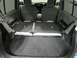 大きく開くラゲッジスペースです。左右独立でリアシートが倒れるので長尺の荷物も積むことが可能です。