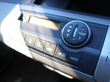 フルオートエアコンが装備されています!お好みの温度設定をするだけでエアコンの風量やモードの切り替えを自動でコントロールしてくれます!ユーザーの操作が少なく燃費走行にもつながります!