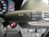 【オートライト】車外の明るさに応じて、自動的にライトの点灯・消灯をしてくれます。トンネルが続くような道でも、スイッチを操作する必要がありません。消し忘れの心配もありません。