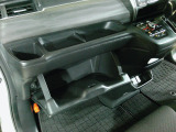 インパネ下にも収納スペースをご用意しています。