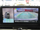 アラウンドビュー付き。上空から車両を見下ろしたような画像に加工された映像をディスプレイで確認しながら車庫入などができ大変便利です。