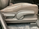 シートハイトアジャスターが付いているので運転姿勢を調整するのに便利ですね。身長に合ったシートポジションは安全運転や疲労軽減にもつながります。