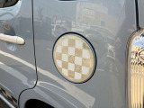 給油口にもチェック柄のステッカーがあります。