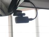 この車にはリアにもドライブレコーダーを装備しております◆映像・音声などを記録する自動車用の装置です。 もしもの事故の際の記録はもちろん、旅行の際の思い出としてドライブの映像を楽しむことができます。