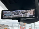 【デジタルルームミラー】車両後方カメラの映像をルームミラーに映すことが出来ます。 そのため、後席に人や荷物があって後方が見えづらい場合でもしっかり視界を確保することが出来ます。