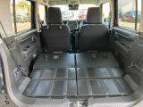 後席を全て倒して、荷物専用のスペースにした状態です。これなら長いものも積めますし、ご旅行や趣味に活用できますね。