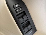 パワーウィンドウスイッチで運転席から全席の窓の開閉ができます。