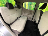 後部座席も気になるようなキズ・汚れやへたり等、大きなダメージはなく、良好な状態です。