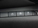 運転席の右側にはエマージェンシーブレーキ、ステアリングヒーター、VDCのスイッチが有ります。