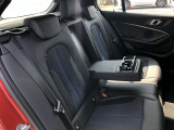 後席も使用感はさほど感じず、運転席・助手席同様に清潔感があります。後席シートもしっかりと作り込まれていますので、座り心地も悪くありません。是非、実車にてご確認下さい。