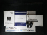 取扱説明書に整備手帳兼メーカー保証書も有ります。キーレスアクセスキーも2本あります。