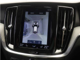 リアカメラによる後方の確認だけでなく、真上から見下ろすバードアイ映像を映し出す360度ビューカメラで、自車周辺の詳細な状況を確認できます。見通しが悪く狭い場所で車を取り回す際には心強い味方となります。