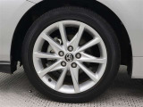 純正アルミホイールは精度が高く、走行の安定性が優れています。タイヤサイズ215/50R17