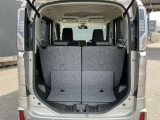 バックドアは大きく開きます。定員乗車時でも十分広いラゲッジスペースを確保しています。