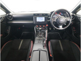 視界良好で運転しやすいコックピットです。シンプルで操作性の良いインパネ回りにデザインされ、SUBARUは安全性能に徹底的にまでこだわった視界設計を行っています。