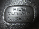 サイドカーテンエアバックシステムは、側面衝突時に大人から子供までさまざまな体格の乗員の頭部や頚部を広範囲で保護。特にセンターピラーへの頭部衝突を防ぐ展開性能を実現しています。