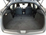 セカンドシートを倒した状態です。セカンドシートは独立可倒、荷物に合わせてラゲッジスペースをアレンジできます。
