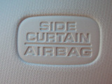 サイドカーテンエアバックシステムは、側面衝突時に大人から子供までさまざまな体格の乗員の頭部や頚部を広範囲で保護。特にセンターピラーへの頭部衝突を防ぐ展開性能を実現しています。