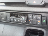 エアコンはオートエアコンでお好みの温度調整が出来、オールシーズン快適にドライブできます!フロントシートの座面に2段階調節のシートヒーターを内蔵。身体を直接温めることができます。