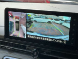 セレナのアラウンドビューモニターは、カメラ4つの画像を組み合わせて車両周囲360度の映像を提供。駐車や狭い道の走行をサポートし、安全性と便利性を大幅に向上。運転のストレスを軽減します。