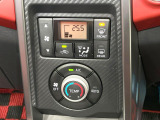 【オートエアコン】一度お好みの温度に設定すれば、車内の温度を検知し風量や温度を自動で調整。暑い&hellip;寒い&hellip;と何度もスイッチ操作をする必要はありません。快適な車内空間には必須の機能ですね♪