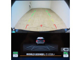 ■リヤビューカメラの映像です。ステアリング連動ガイドラインが、後退時の予想進路を表示し、運転のサポートを致します。