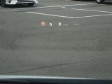カラーヘッドアップディスプレイ付き。少ない視線移動で情報を確認できるので、運転の疲労軽減に繋がりますよ♪