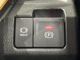 【電動パーキングブレーキ】パーキングブレーキは便利な電動式!ボタン一つで操作でき、アクセルを踏めば自動で解除されます♪レバーやペダルが無いので運転席廻りもすっきりしますね♪