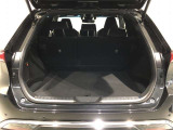 間口の広いラゲッジスペース。荷物の出し入れが楽にできて大変便利です。 リヤシートは6:4の分割になっていますので、乗車人数や荷物の量によってアレンジできます。