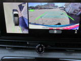 車の真上から見下ろしたような360度視界の良い『アラウンドビューモニター』です♪♪ 苦手な狭い駐車場、暗い所でも確認ができてとっても安心です♪♪