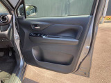 乗り降りで多く使用する運転席ドアですが、目立った傷や汚れもなく綺麗です!