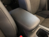 【アームレスト】運転時の疲労軽減にもなるアームレストがついています!