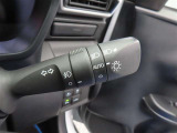 スイッチをオートに設定しておけば、車外の明るさに応じて自動的にヘッドランプを点灯・消灯します。夕暮れ時やトンネルの続く山道などを走行する時に便利なコンライトを装備しています。