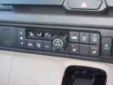 エアコンはオートエアコンでお好みの温度調整が出来、オールシーズン快適にドライブできます!フロントシートの座面に2段階調節のシートヒーターを内蔵。身体を直接温めることができます。