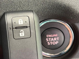 【キーレススタートシステム】カバンやポケットに入れたままでもドアの施錠・解錠が可能なスマートキーを装備。エンジンのオン・オフ時もカギを取り出す必要が無いからとっても便利です♪