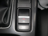 【電子制御パーキングブレーキ】スイッチ操作でパーキングブレーキをオン/オフ。発進時、運転席のシートベルトが着用されている時アクセルを踏めば自動的に解除されます。