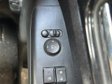 【電動格納ミラー】ドライバーの目線に合わせ、ミラーの上下左右調整が可能です。