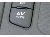 EVドライブモードで、エンジン音や排気ガスを気にすることなく走れます。早朝・深夜や屋内の駐車場などで重宝しますよ♪