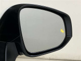 ウインカーミラーにはBSM(ブラインドスポットモニター)を搭載。隣を走る車両が死角に入るとLEDインジケーターを点灯。また、ウィンカーを出すとインジケーターも光って点滅!注意を促してくれます
