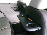 助手席シートバックテーブル完備 カップホルダー2個完備で便利です