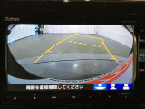 後方の死角を軽減し、狭い場所での切替しや駐車もしやすくなるバックモニターを装備しています。