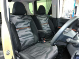 運転席側からの前席ビューです。内装色はブラック系ですので汚れも目立ちにくいです♪
