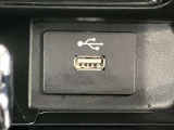 USB電源ソケットが前席中央にあり、便利に使えます☆