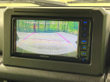 【バックカメラ】駐車時に後方がリアルタイム映像で確認できます。大型商業施設や立体駐車場での駐車時や、夜間のバック時に大活躍!運転スキルに関わらず、今や必須となった装備のひとつです!